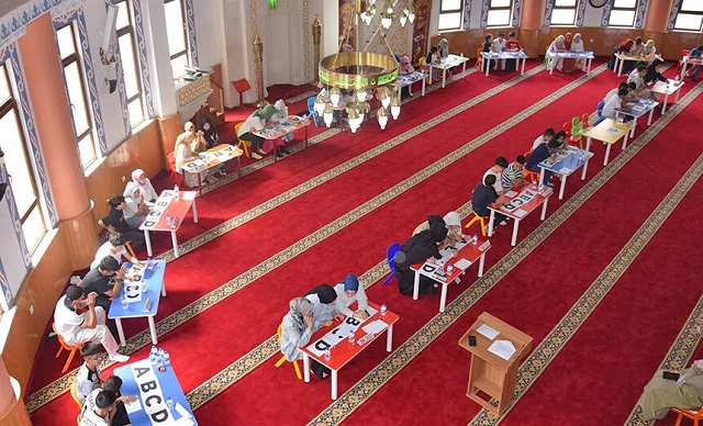 Camiye Gelen Çocuklar Bilgide Yarıştı