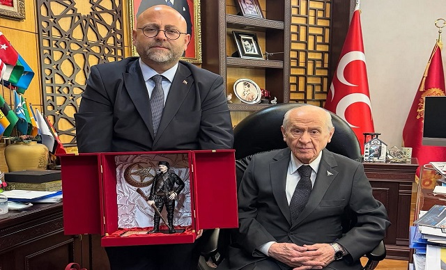 DEVLET BAHÇELİ’YE ANLAMLI PLAKET