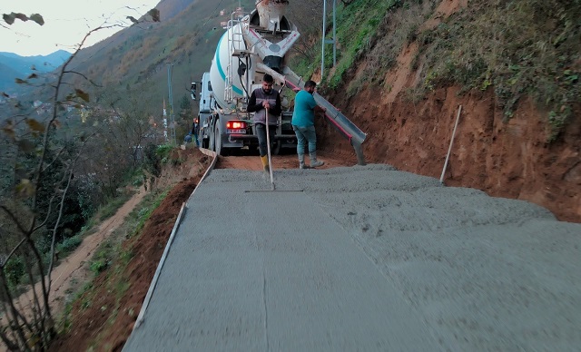 DERELİ'DE 6 KM YOL BETONLANDI