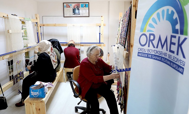 EĞİTİMLERİYLE ÖNE ÇIKIYOR