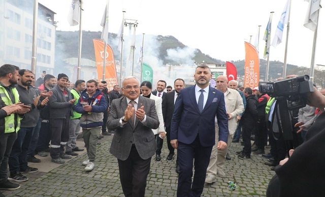 İŞÇİSİ BAYRAM EDİYOR